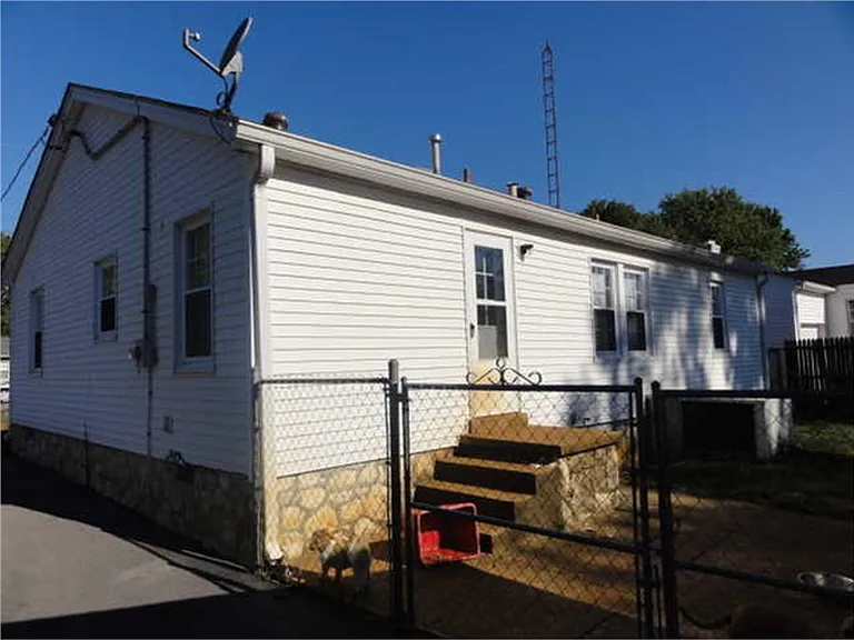 1706 Kirby Dr — Photo 2