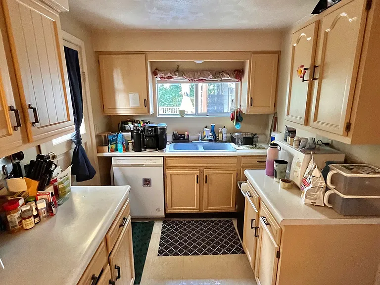 Another view of the kitchen.