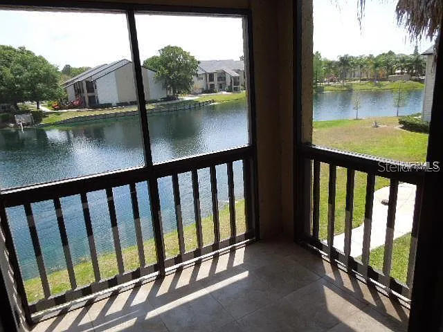 2 bed, 2.0 bath, 998 sqft, $1,750 — Photo 3
