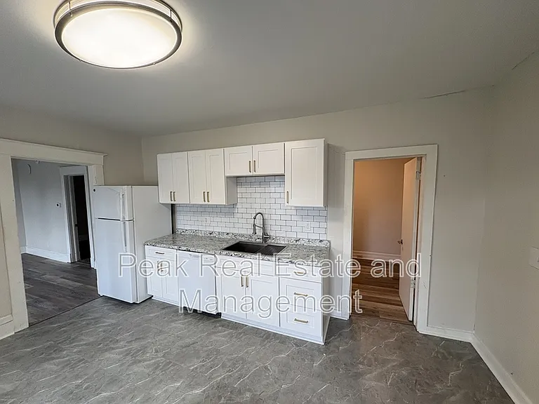 744 Oakland Ave SW — Photo 3