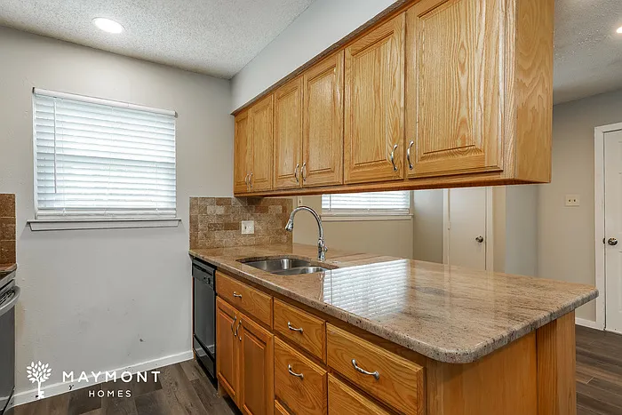 441 NW Jayellen Ave — Photo 5