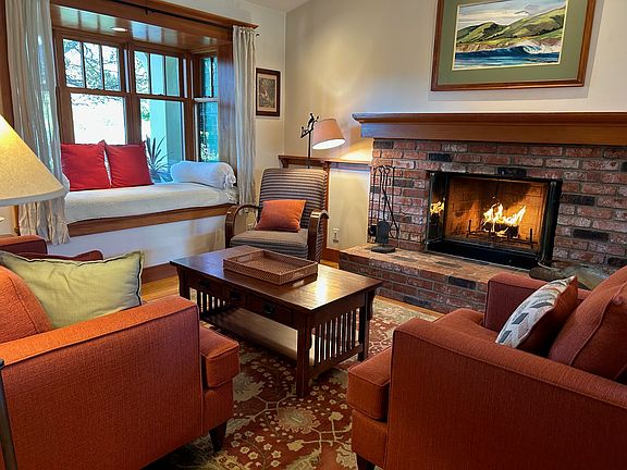 Living room w/window seat