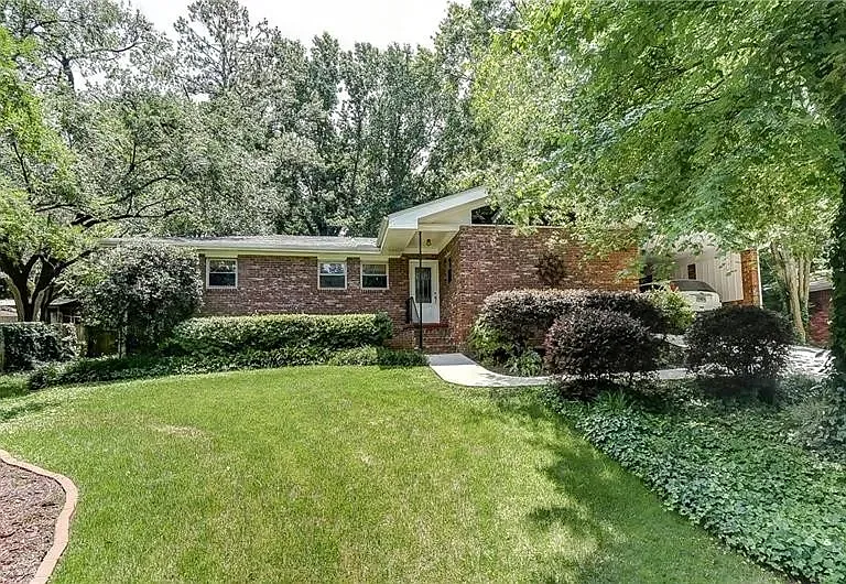 272 Kennestone Dr — Photo 1