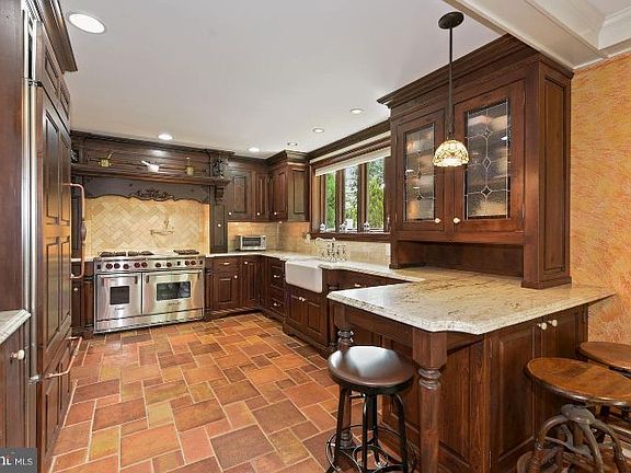 3rd image of 673 Woodland Ave