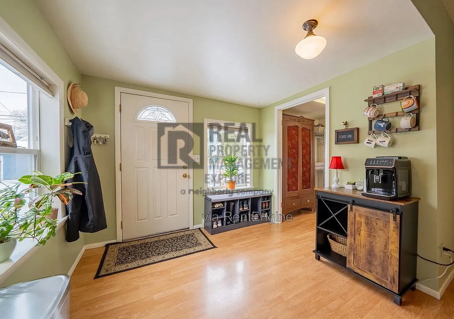 4 bed, 2.0 bath, 2367 sqft, $2,350 — Photo 3