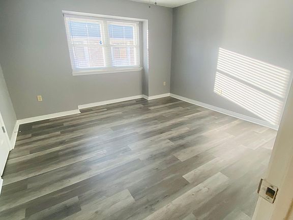 4th image of 913 W Rothland St #6D