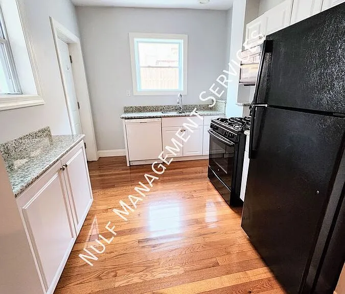 323 37th St #1 — Photo 1