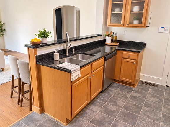 5th image of 2617 Joyce Ave