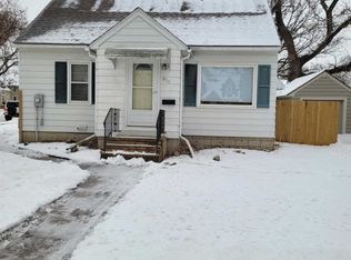 910 8th St NW, Austin, MN 55912