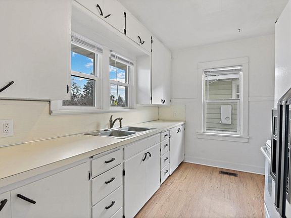 5th image of 2711 N Ash St