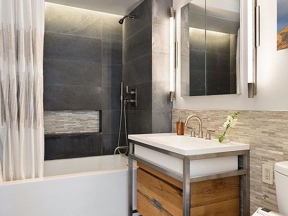 4th image of 211 E 13th St #4F