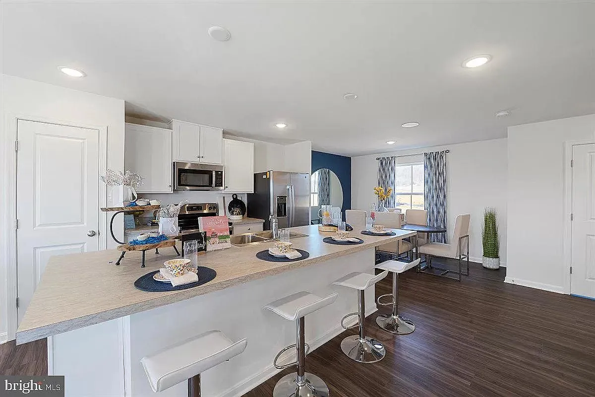 3 bed, 2.5 bath, 1650 sqft, $1,950 — Photo 4