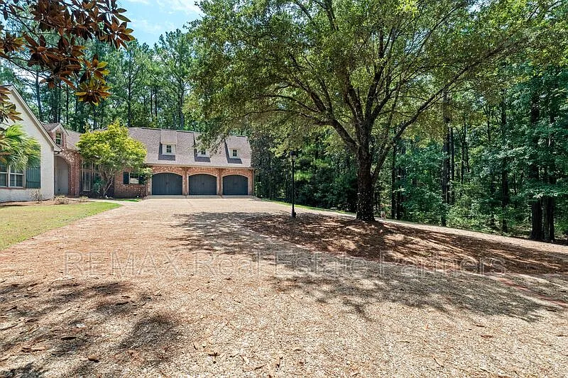 4 bed, 3.5 bath, 3600 sqft, $3,600 — Photo 4