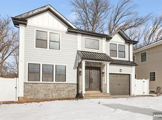 41 Glenwood Dr N, Bergenfield, NJ 07621