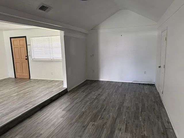 4706 Wallace Ave — Photo 6