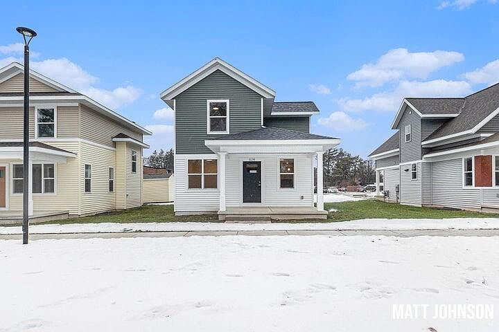 1st image of 624 Hazen St SE