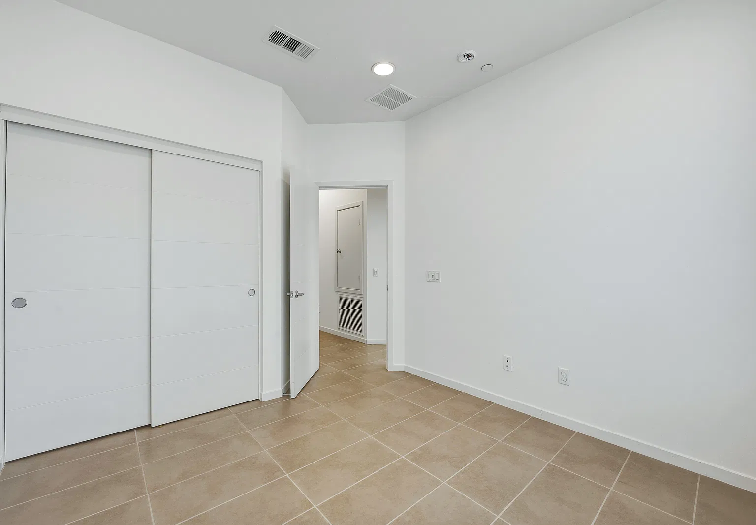 3 bed, 1556 sqft, $4,995 — Photo 4