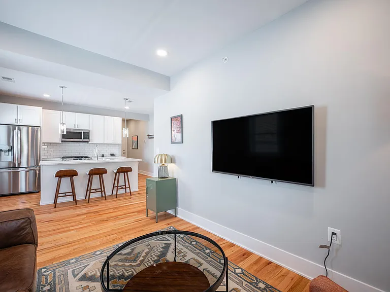 714 11th St NE #302 — Photo 31