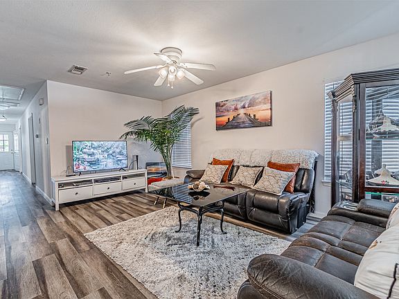 5th image of 1109 E Ave
