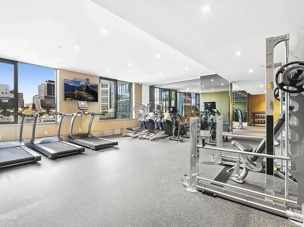 22-18 Jackson Avenue image 9 of 11