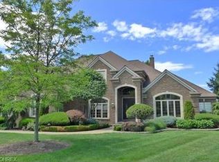 288 W Edinburgh Dr, Highland Heights, OH 44143