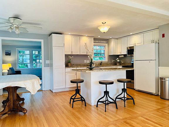 5th image of 21 Elmwood Avenue