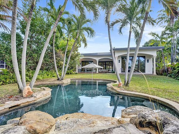 2nd image of 2425 Fryer Pt