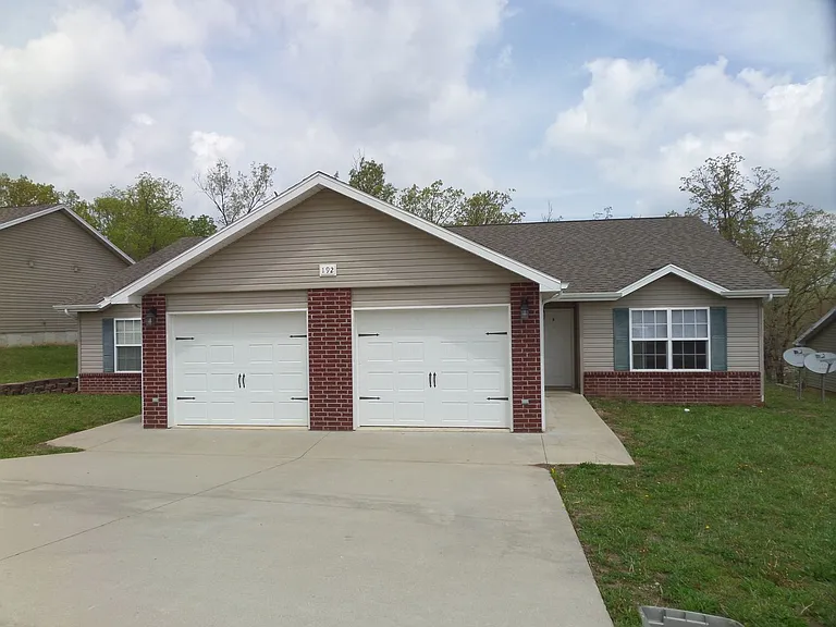 192 Lyle Curtis Cir — Photo 1