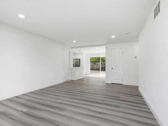 5th image of 13641 Carriage Rd