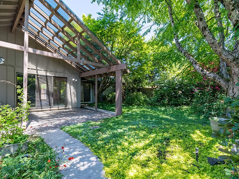 2095 Norwood St — Photo 36