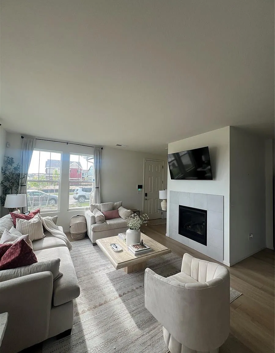 3 bed, 3.0 bath, 1721 sqft, $3,875 — Photo 3