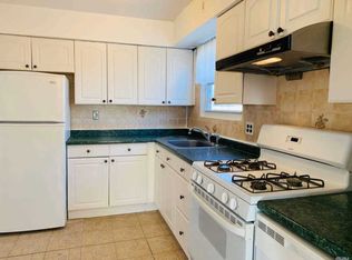 11 Spruce St #2, Great Neck, NY 11021