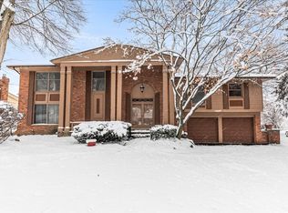 2945 Woodland Ridge Dr, West Bloomfield, MI