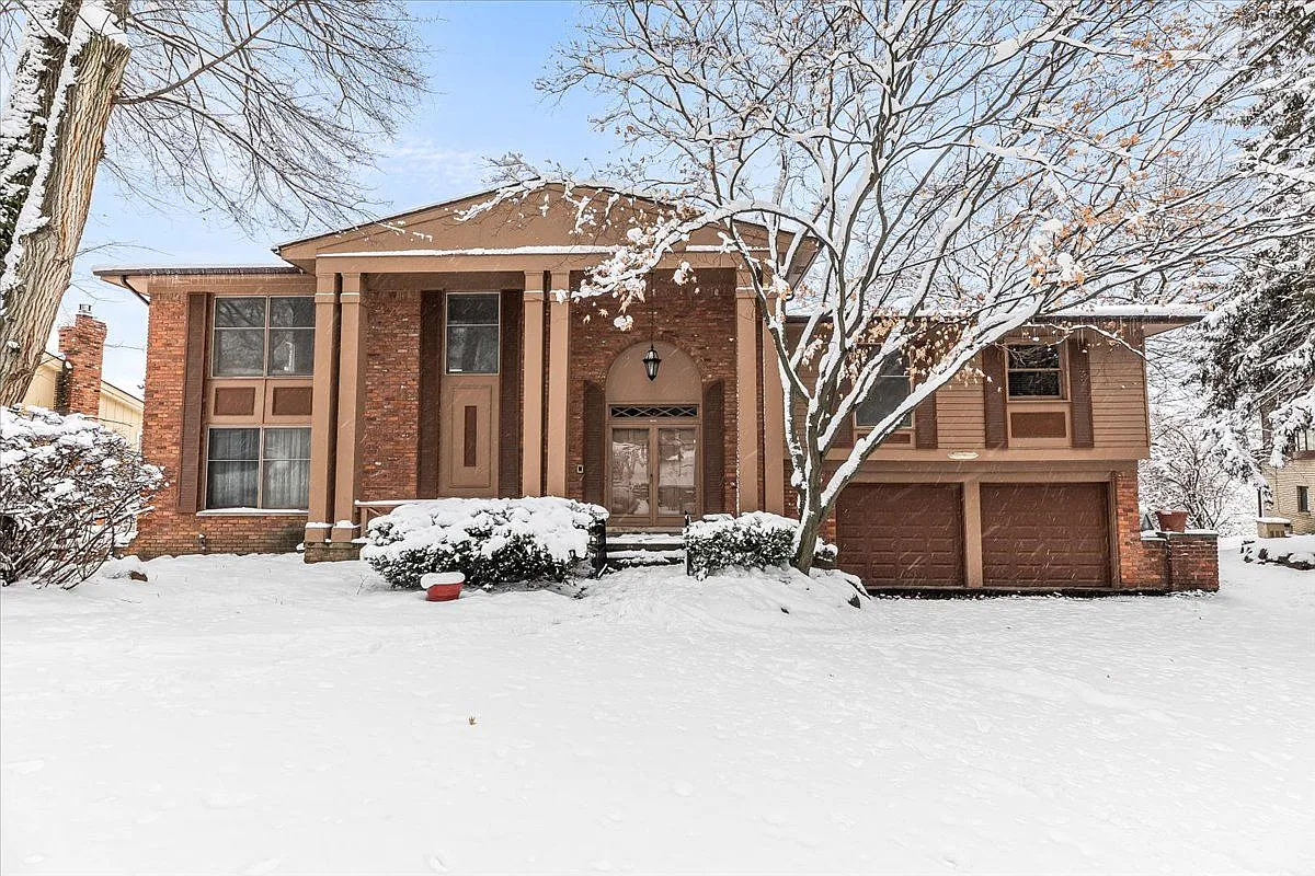 2945 Woodland Ridge Dr photo 1