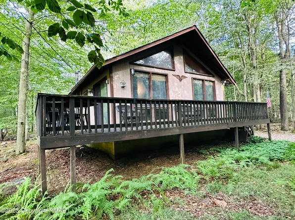 445 Stillwater Dr, Pocono Summit, PA 18346