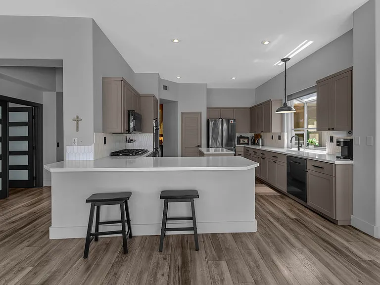 93 Kavenish Dr — Photo 9