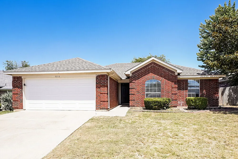 3 bed, 2.0 bath, 1692 sqft, $2,115 — Photo 1