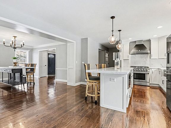 3rd image of 25W313 Mayflower Ave