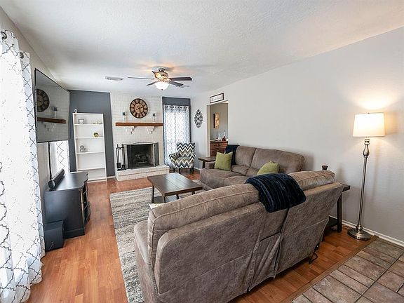 4th image of 305 E Castle Harbour Dr