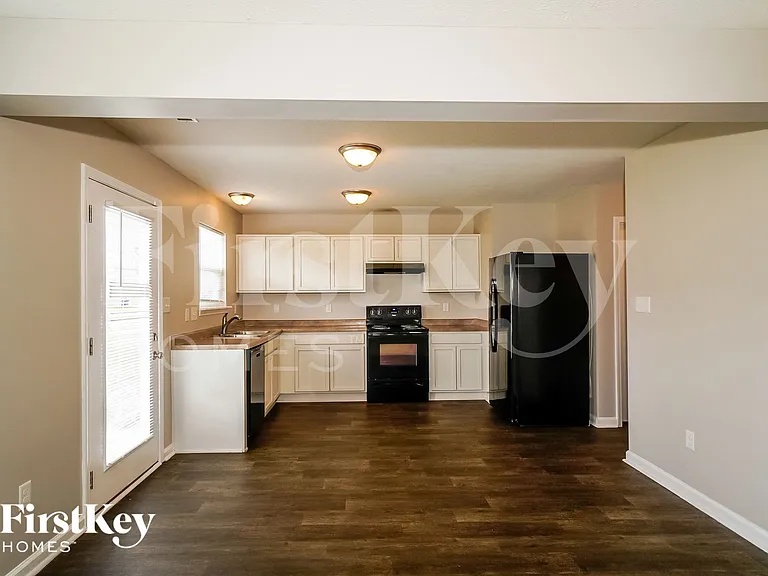 8123 Fisher Bend Dr — Photo 5