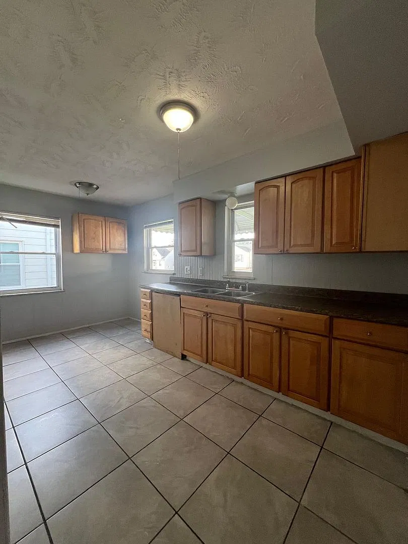 Charming 2-Bedroom Single-Family Home in Garfield Heights! — Photo 4