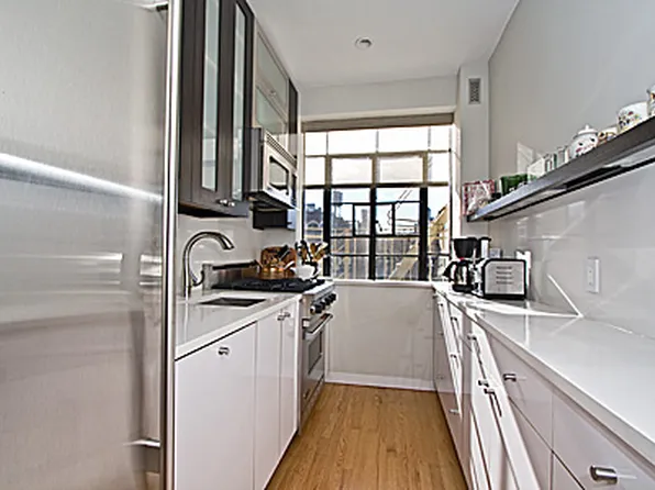 250 West 24th Street image 1 of 5