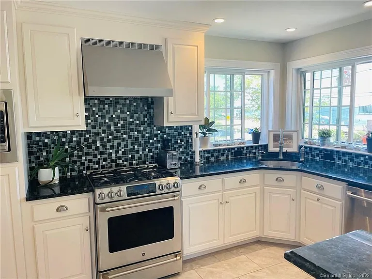 28 Beach Rd W — Photo 17