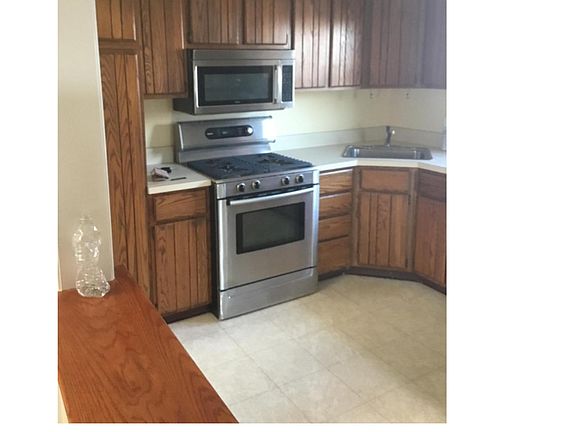 2nd image of 990 Sheldon Ave #2