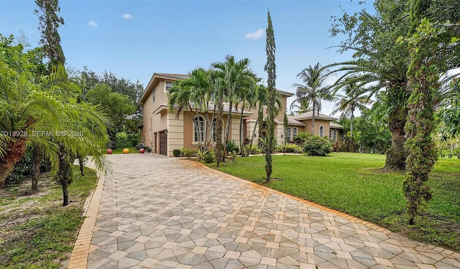 5 bed, 4.5 bath, 5500 sqft, $13,500 — Photo 3