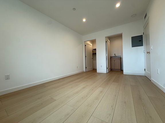 5th image of 4668 1/2 Laurelgrove Ave