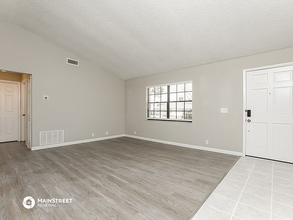 3rd image of 2053 Houndslake Dr
