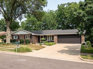 3065 Arbor Oaks Dr, Dubuque, IA 52001