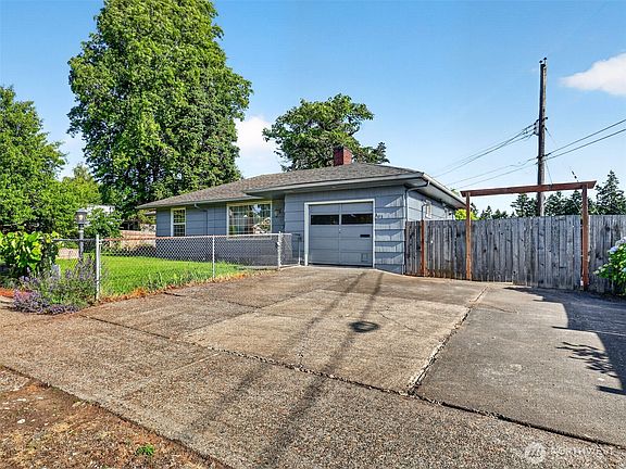 2nd image of 303 NW Hazel Dell Way