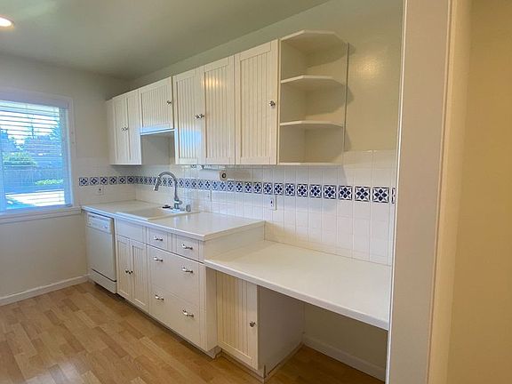 4th image of 1372 Mission Dr